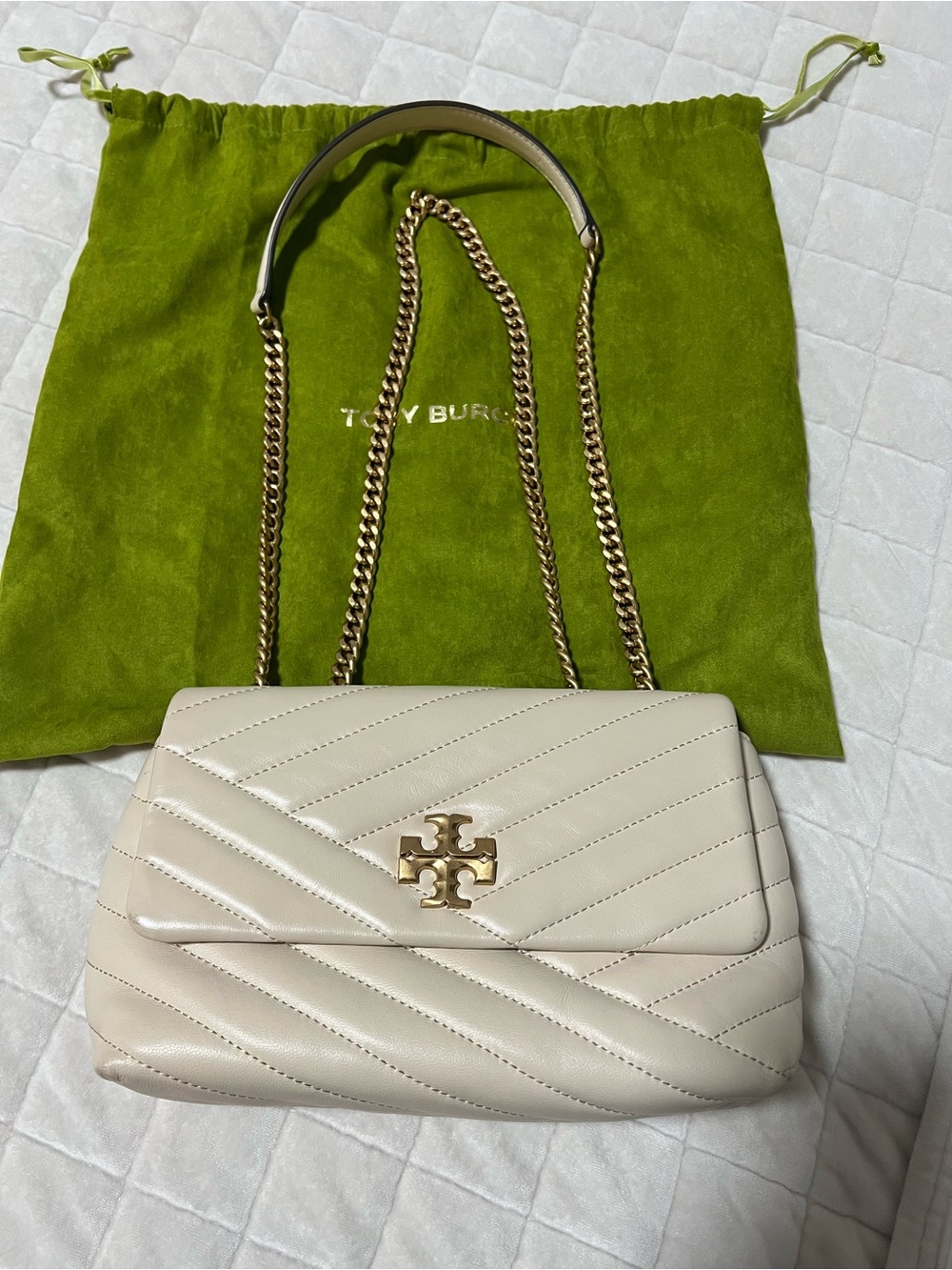 Tory Burch Cream Quilted Leather Shoulder Bag with Gold Logo Chain